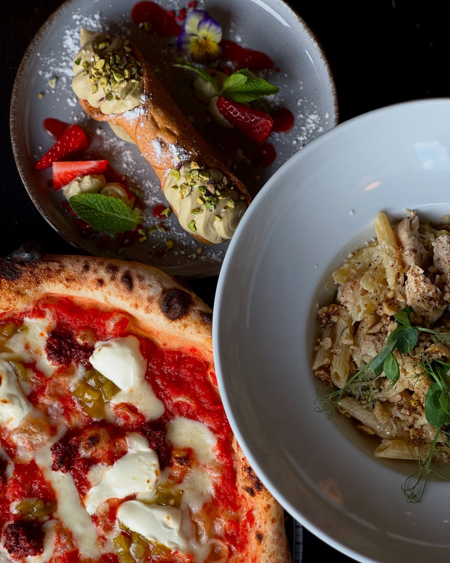 Cannoli pistacjowe, pizza i penne z kurczakiem