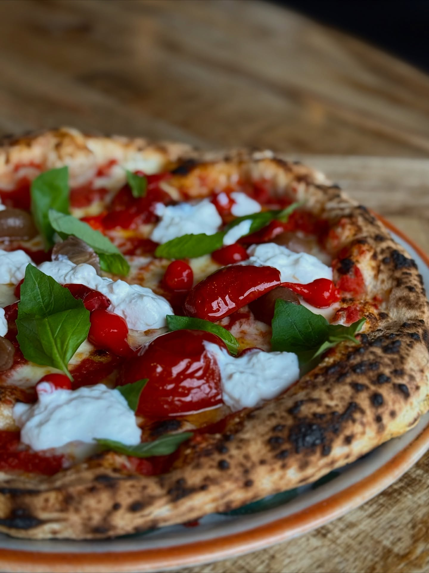 Pizza neapolitańska prosto z pieca