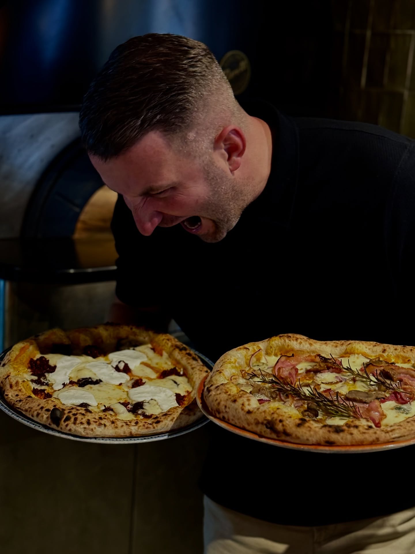 Pizzaiolo FUMO z dwiema pizzami neapolitańskimi