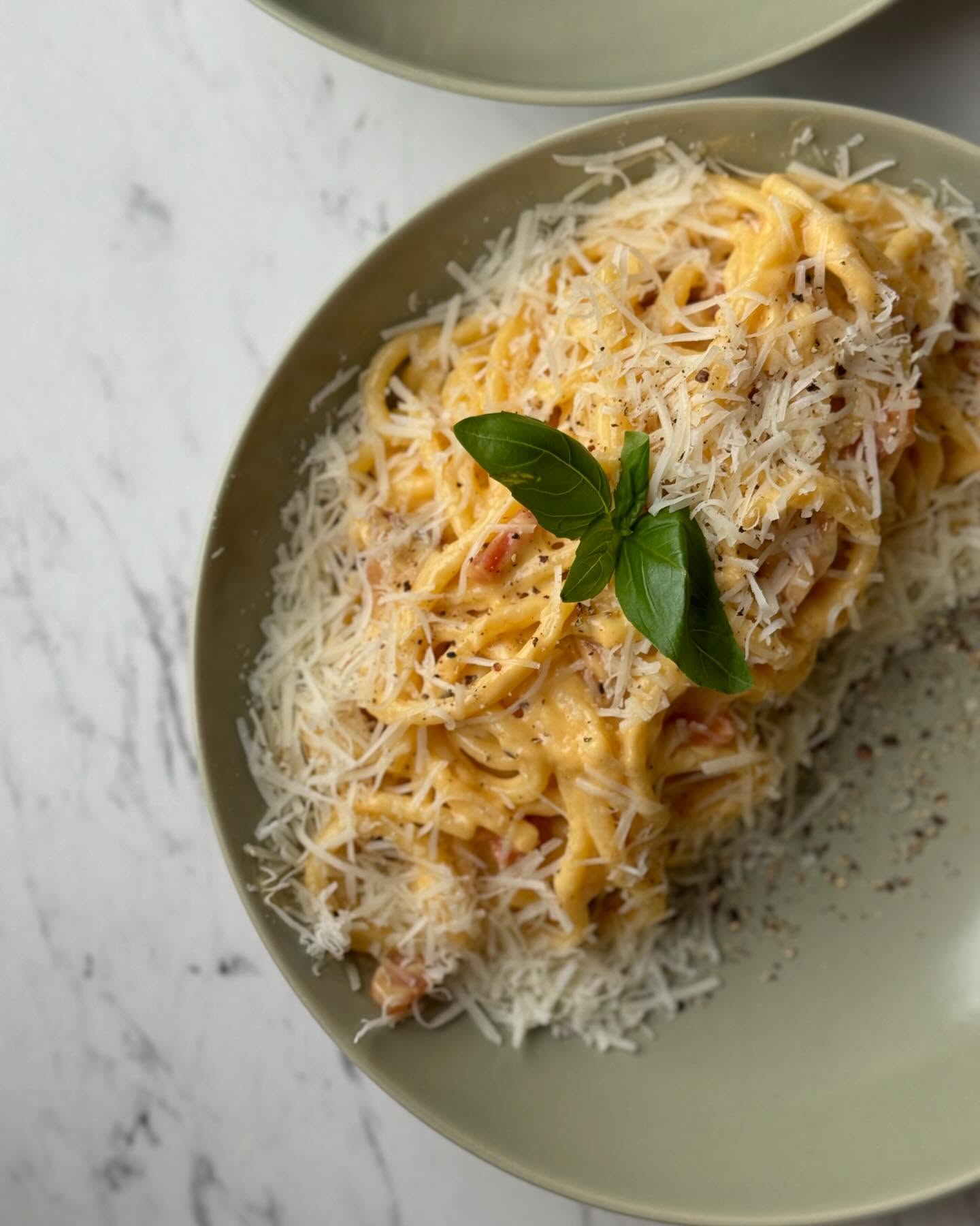 Carbonara z parmezanem i bazylią